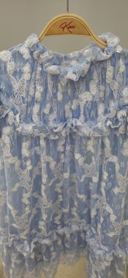 صورة فستان سماوي مع الكسرات الجميله من التل